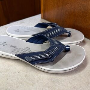 Clarks Cloudsteppers Navy and White Sandals. Size 9.